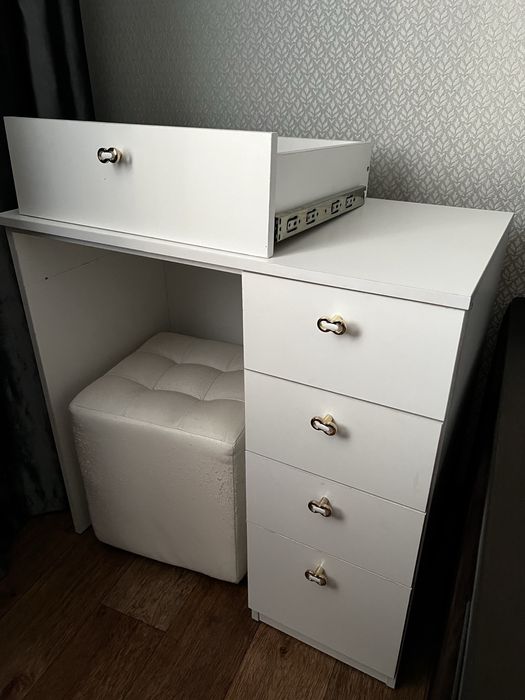 Продам туалетный столик