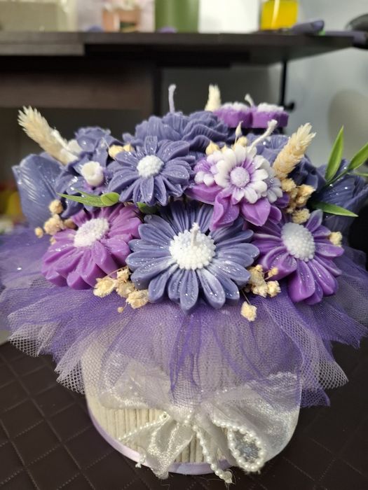 Cauți un cadou diferit?
Acest buchet din lumânări parfumate este re