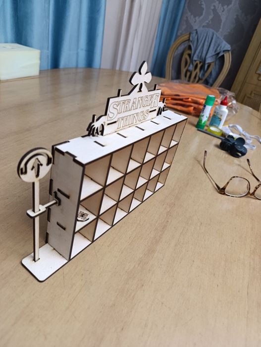 Подставка очень странные дела