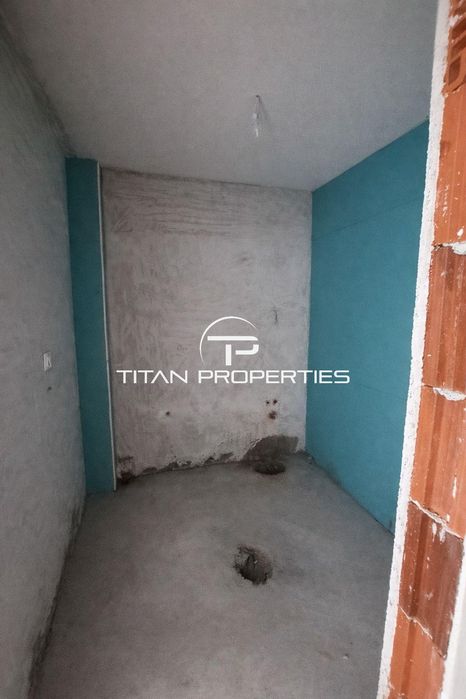 Тристаен апартамент за продажба в Център