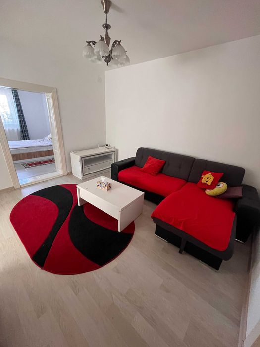 Inchiriez - Apartament 2 camere (la casa / cu acces gradina / parcare)