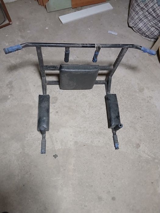 Турник бруся стене,