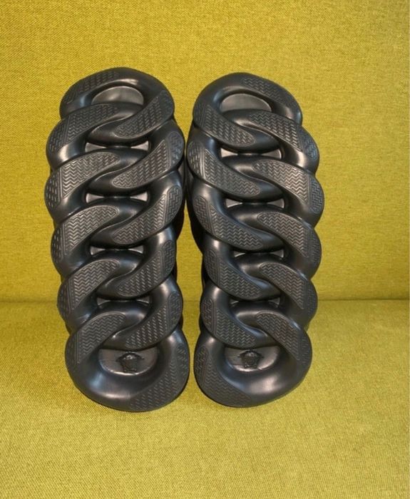 Versace chain reaction