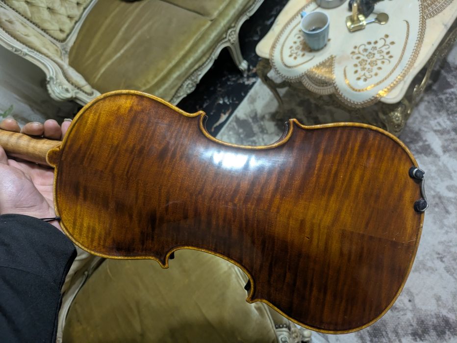 De vânzare o vioară veche deosebit de frumoasă în stare perfecta