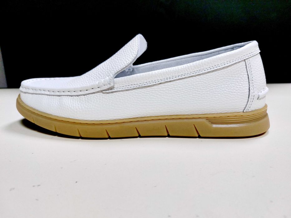 Продам новые летние белые мокасины