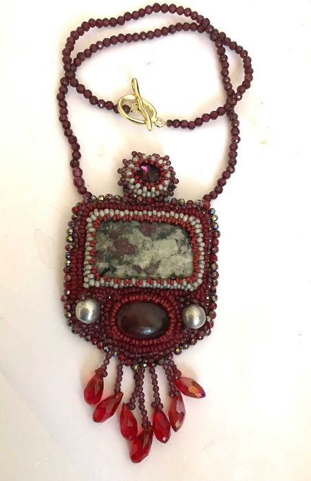 Colier handmade cu granate si caboson crazy lace agat