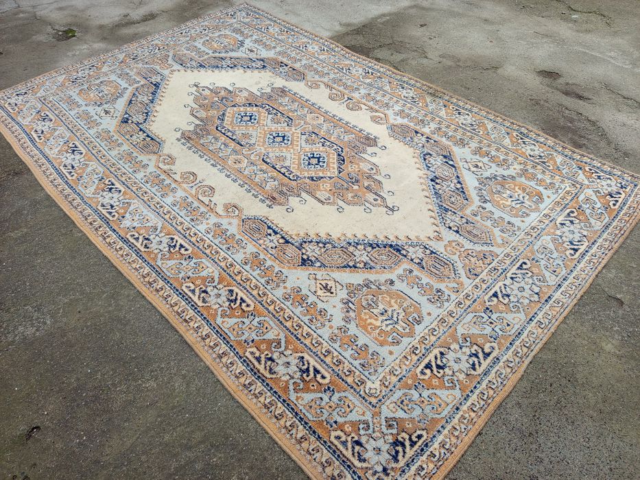 Продам . Ковёр размер 2 на 3 .