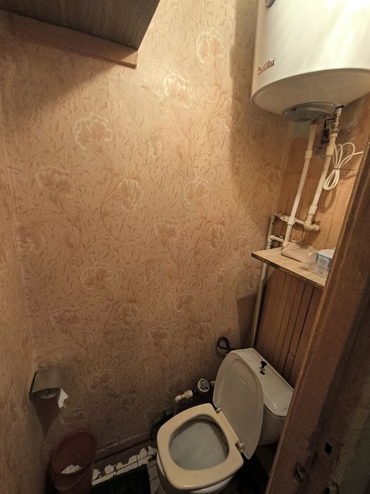 В деревянном доме 2 х ком квартиру 2/2 огород санузел раздельный