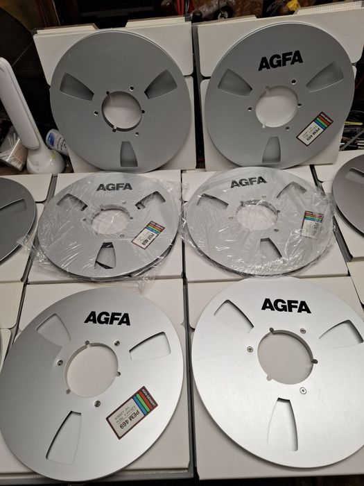 Продавт се метални ролки и ленти за ролков магнетофон на AGFA.
