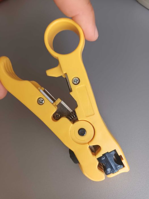 стрипър за коаксиални, сигнални и кабели за данни