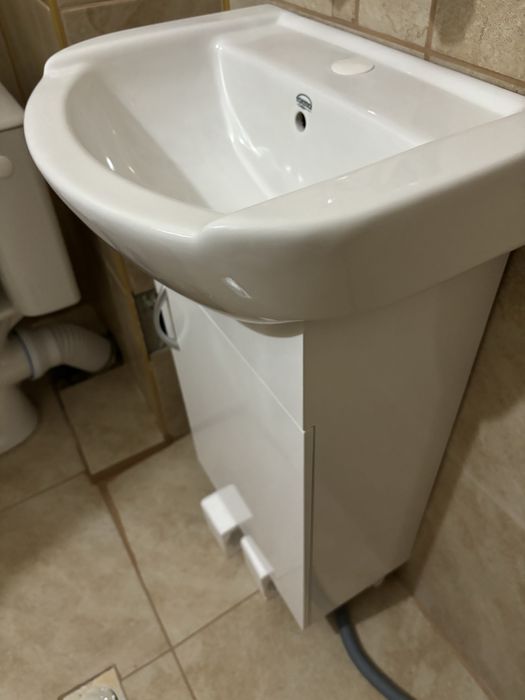 Малка мивка със шкаф и огледало