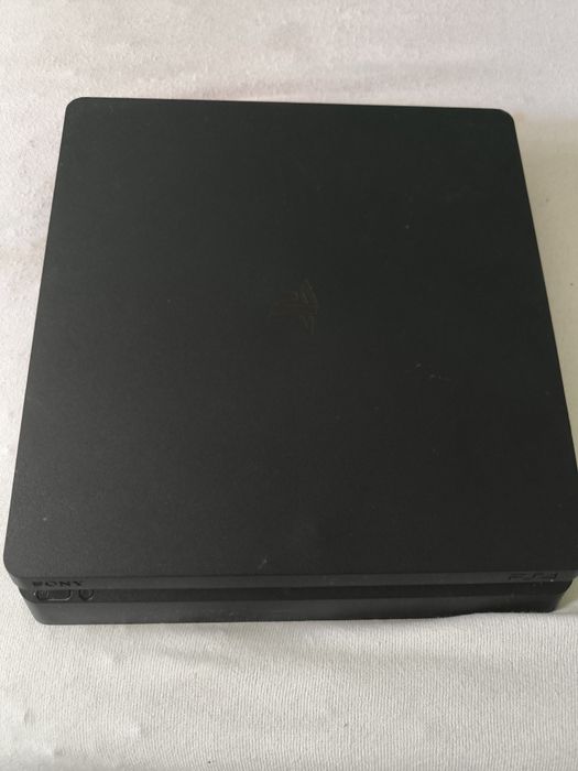 PS4 Slim - +FIFA21 CD