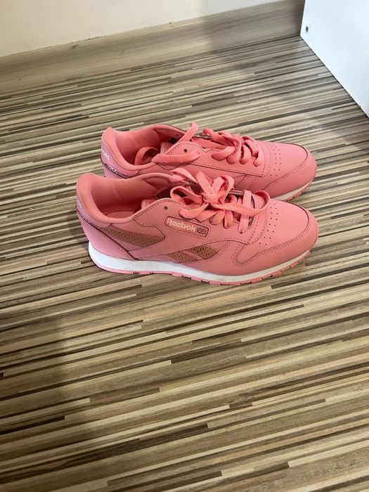 Обувки Reebook.