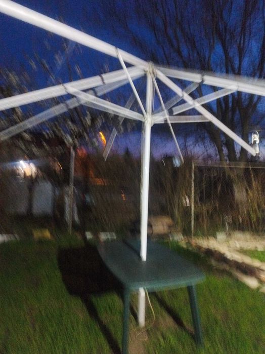 Продавам градински чадър много здрав от старата генерация