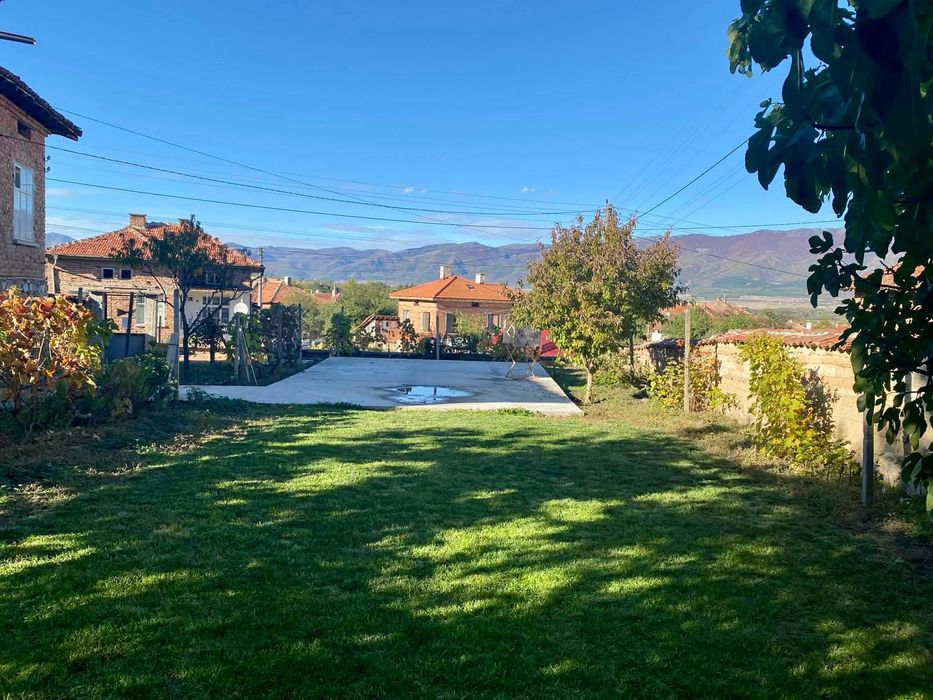 Продавам къща с двор в село Каравелово