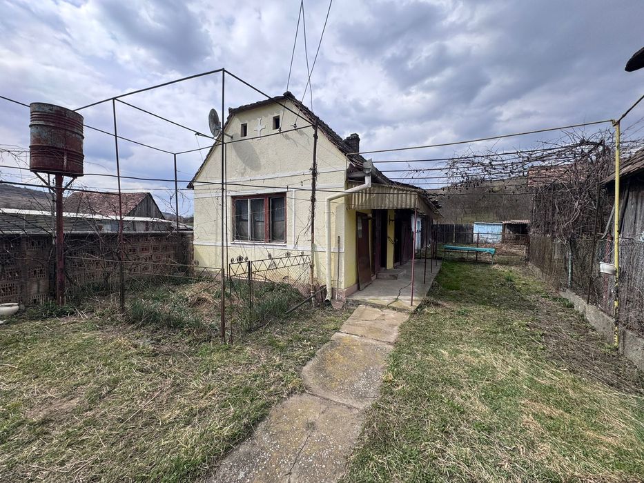 Casa de vanzare cu teren 1000mp