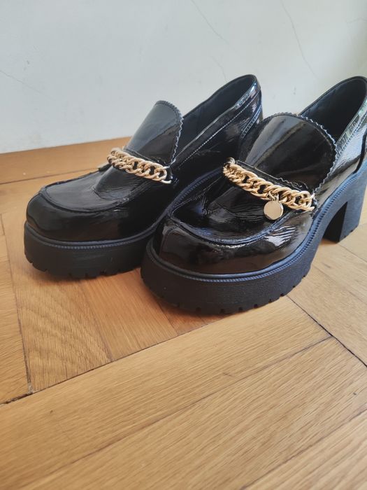 Обувки с дебела подметка на ток