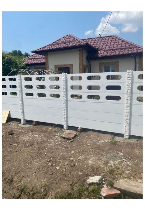 Garduri prefabricate din beton
Placi și stalpi produse din cime