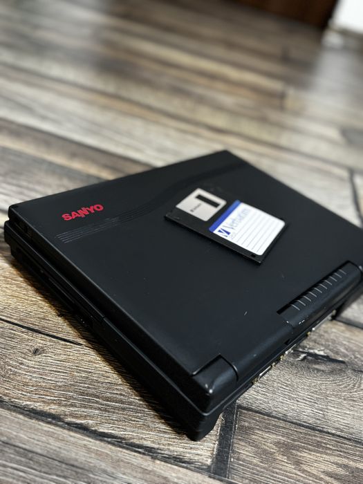 Laptop 386 Vintage SANYO 18NL , impecabil, perfect functional