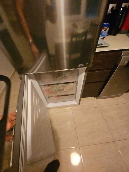 LG Хладилниk c фризер -  долна камера -  LGGBB61PZHZN