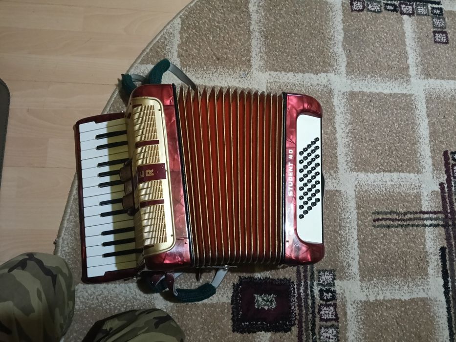 Vând acordeon Honer