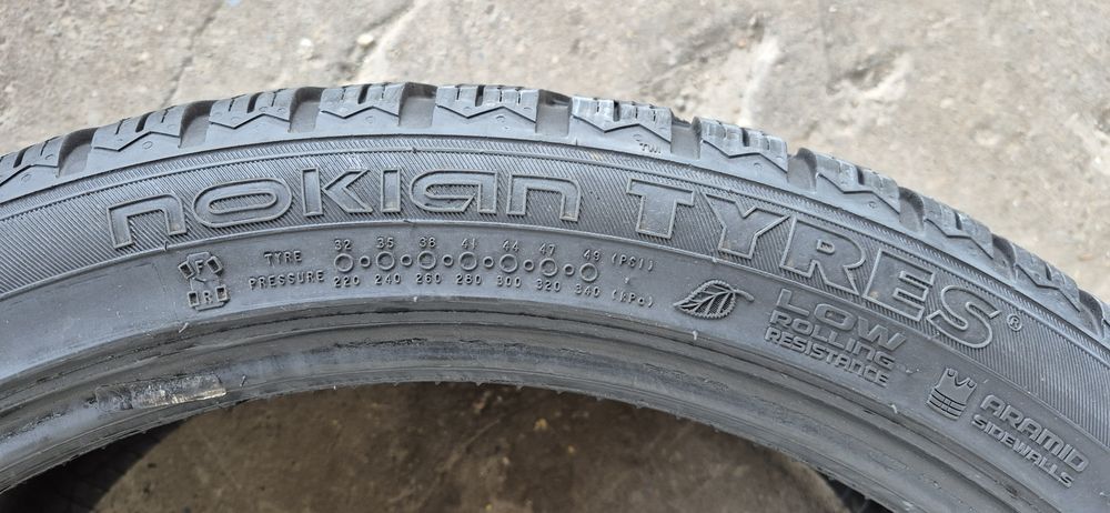 2 anvelope iarna Nokian 255/40/21.Pretul este pe bucata.