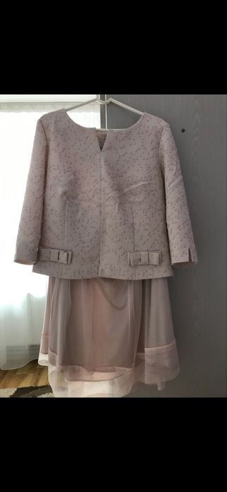 Costum roz pudră