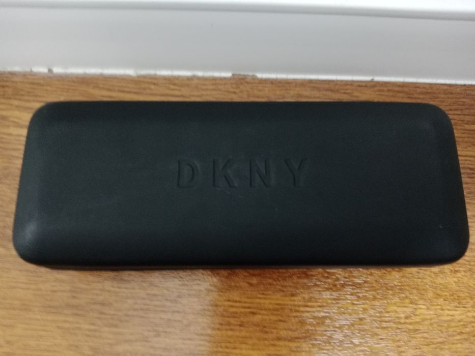Солнцезащитные очки от фирмы DKNY