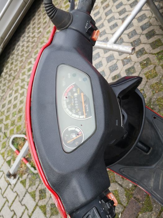 Продавам Скутер със чешки докоменти