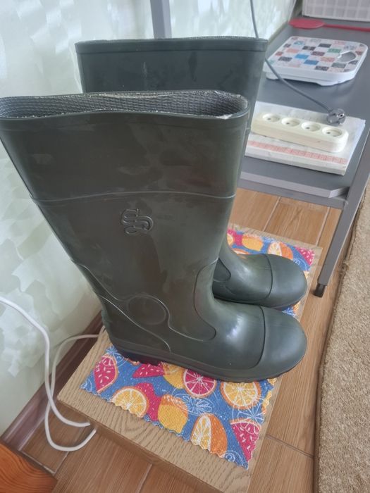 Продаются резиновые  сапоги