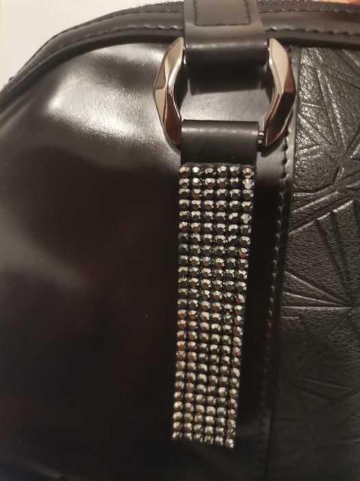 Черна кожена чанта Swarovski