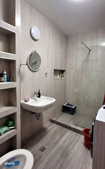 Inchiriere 3 camere lux, centru, parcare, prima inchiriere