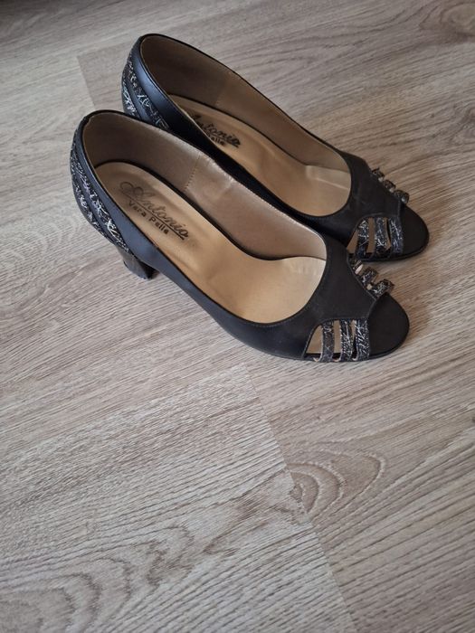 Pantofi decupati de piele marimea 37