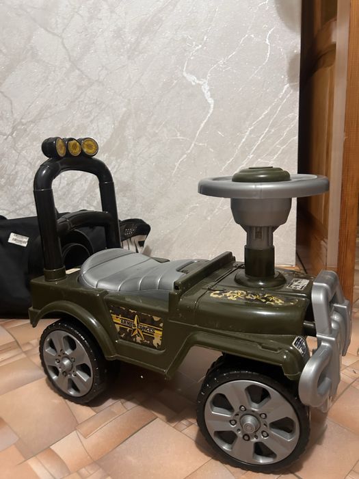 Продам машинку детскую