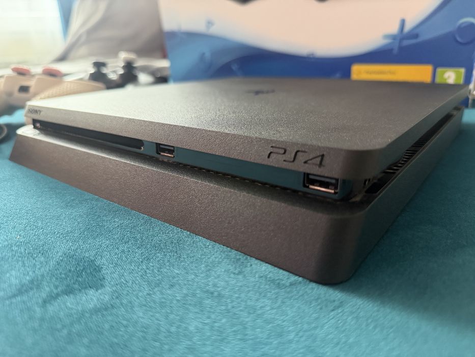 Playstation 4 + 2 джойстика, 1 тб. HDD харддиск и станция за зареждане