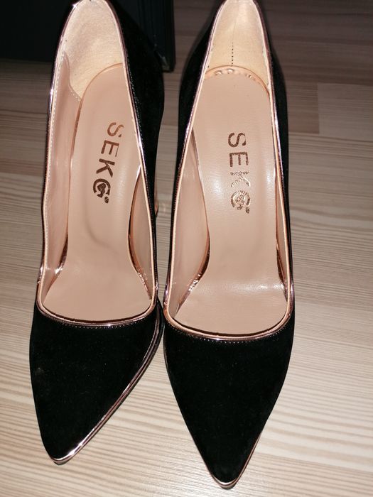 Pantofi cu toc negrii nepurtați