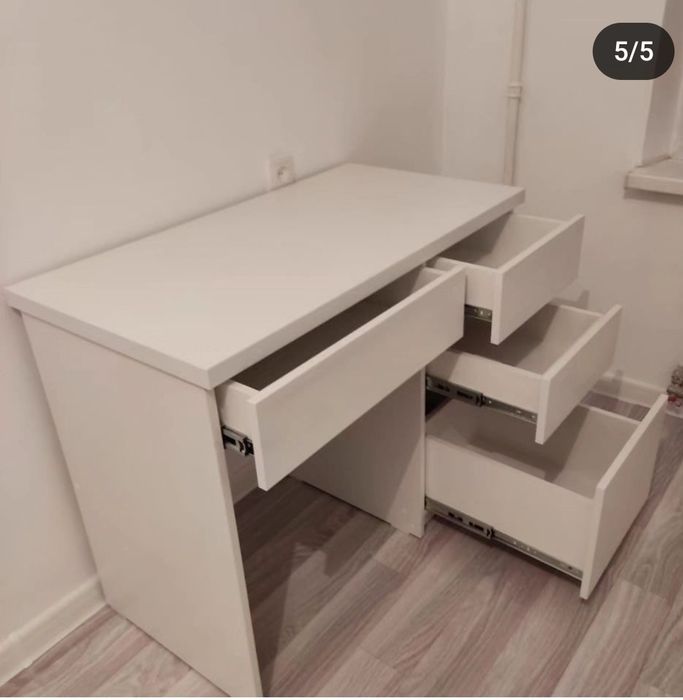 Рабочий стол и кровать