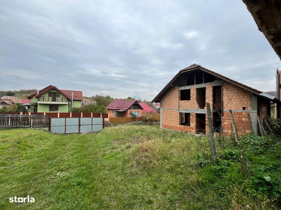 Casa in rosu la 10 km de Tg Mures, 4 camere, 3 bai si 18 arii teren