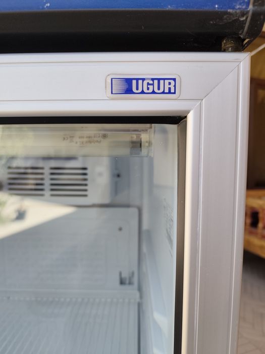 Продается холодильник витрина UGUR