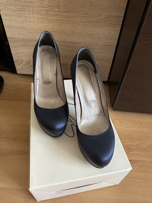 Дамски обувки на ток и платформа в комплект с чантичка