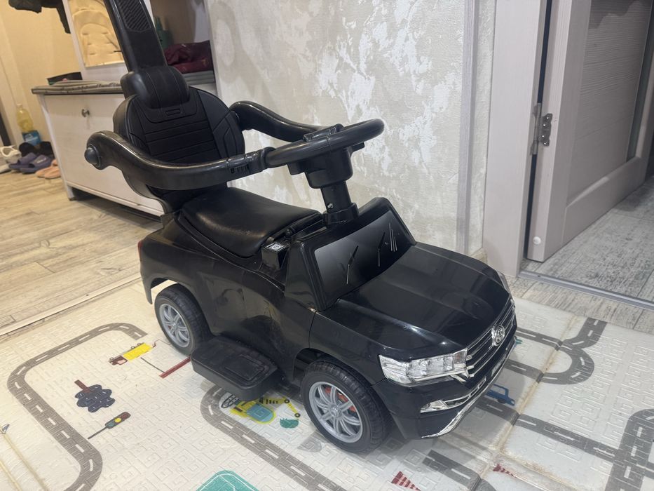 Машинка-каталка  детская