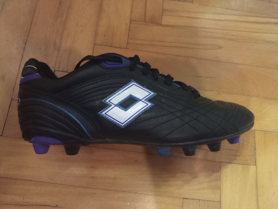 Спортни обувки за футбол - бутонки
