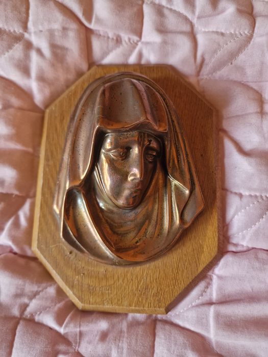 Голям кръст и фигура на Дева Мария