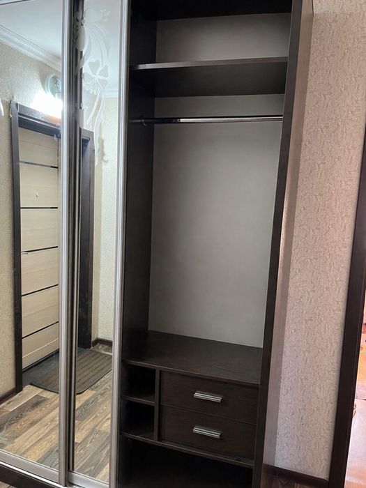Продам шкаф-купе с зеркальными дверями