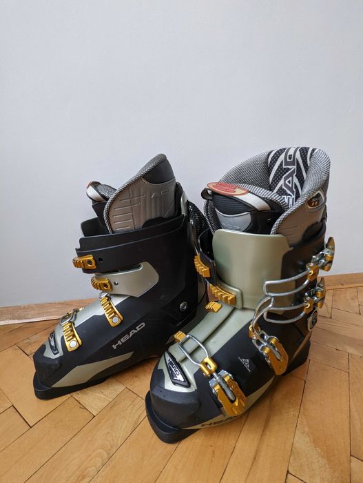 Ски оборудване- обувки, ски с автомати, щеки, каска + зимни кънки