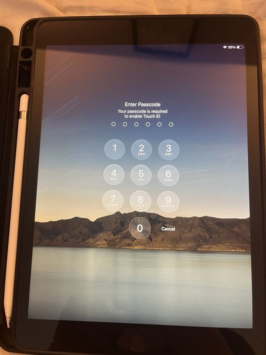 Apple iPad 9th Gen 10.2” 64GB Wi-Fi – много запазен + калъф