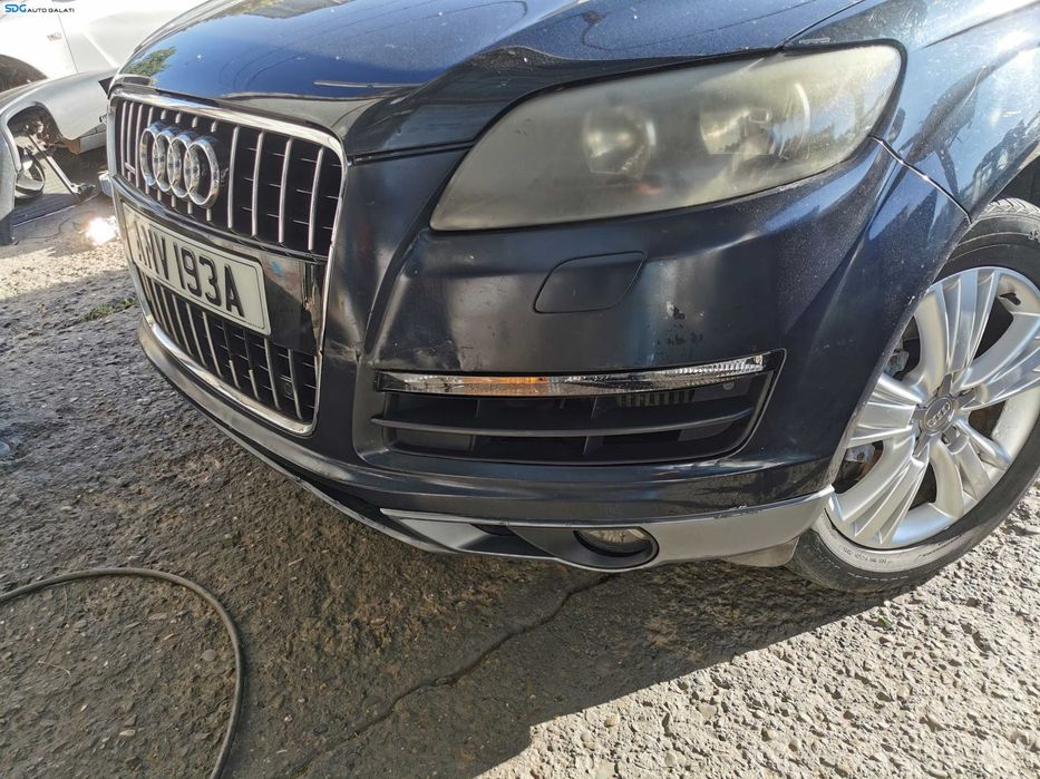 Bara Spoiler Fata Completa cu Grila Emblema cu Spalatoare si Locas Senzori Parcare cu Defecte Audi Q7 4L FL Facelift 2010 - 2015 Culoare LZ5Q [K7101]