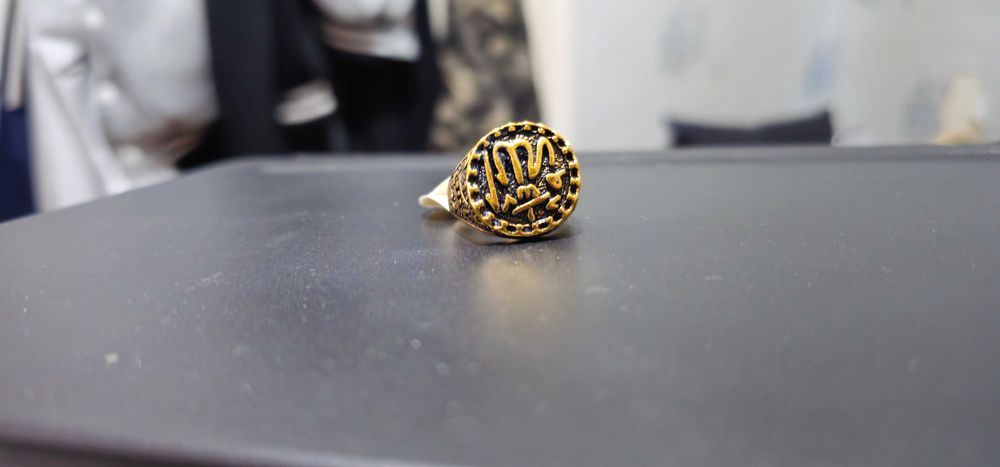 Отличный подарок кольцо цвета золото