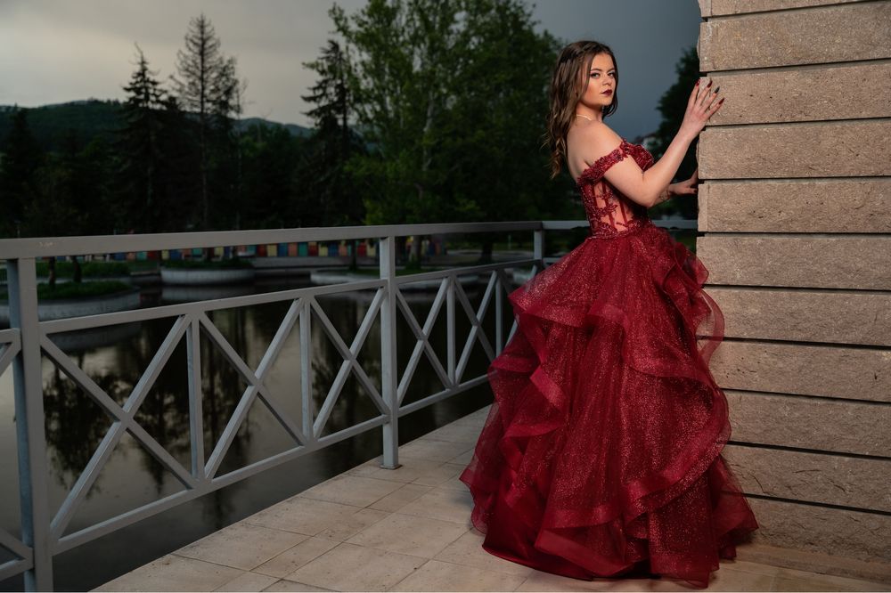 Рокля в цвят бордо