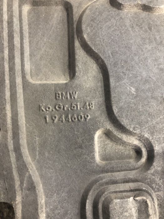 Обшивка капота е34 и аптечка заводская